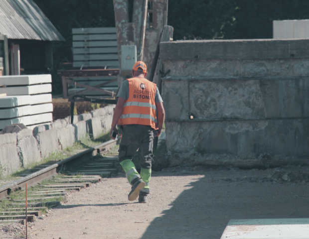 Šodien mūsu komandas kodolu veido nozares profesionāļi ar 20 gadu pieredzi, kas ļauj mums papildus industriālajiem izstrādājumiem arī īstenot nestandarta betona izstrādājumus pēc pasūtītāja prasībām.